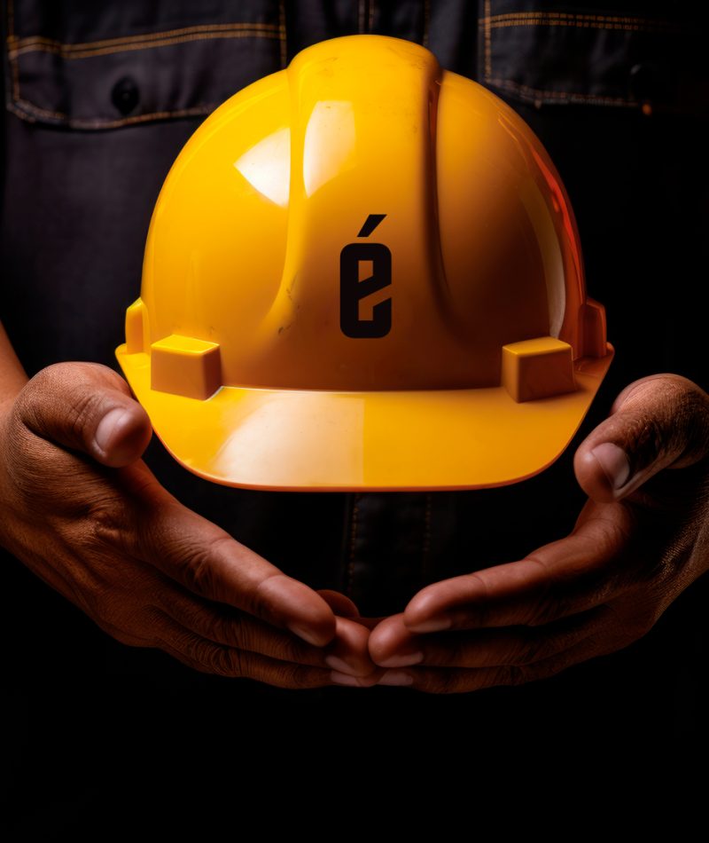 trabajador-o-ingeniero-tiene-casco-amarillo-protector